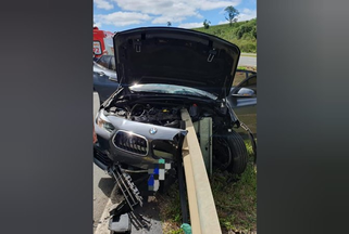 Criança morre ao ser atingida por defensa metálica durante acidente de carro