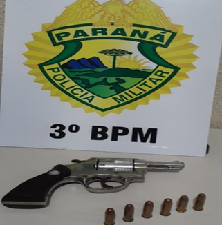 Homem é preso com arma de fogo após efetuar disparos em uma residência