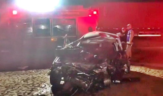 Duas pessoas morrem e uma fica ferida em gravíssimo acidente entre carro e caminhão na PRC-280