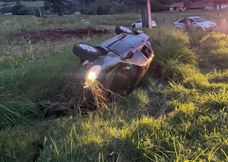 Dois feridos em capotamento de carro na PR-566