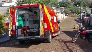 Pintor fica ferido ao sofrer queda de escada