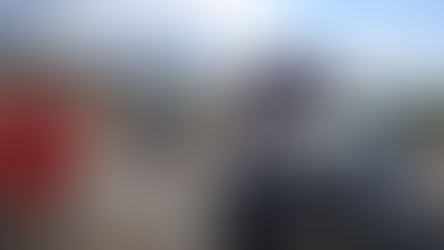 Carro pega fogo após colisão com trator no interior