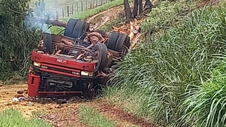 Carreta capota e motorista morre preso às ferragens na PR 239