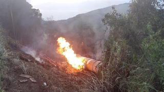 Criança morre e duas pessoas ficam feridas após caminhão carregado com álcool tombar e pegar fogo