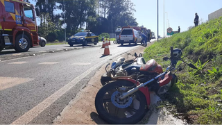 Batida frontal entre motos deixa vítimas feridas na alça de acesso da BR 277