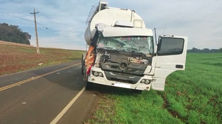 Colisão envolve dois caminhões na PR-566