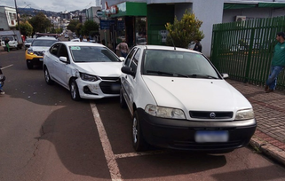 Colisão envolve três carros e deixa mulher ferida no centro