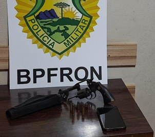 BPFRON prende homem com revólver em estabelecimento comercial