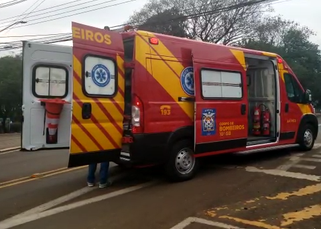 Dois acidentes com carros e motos na mesma rua deixa dois feridos