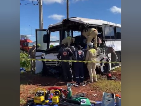 Grave acidente com caminhão e ônibus deixa 16 pessoas feridas