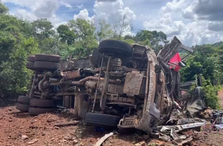 Motorista é socorrido em estado grave após caminhão sair da pista e tombar na PR-481