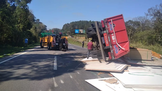 Motorista fica ferido ao tombar caminhão na BR 116 no Paraná