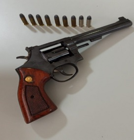 Homem é preso com arma de fogo após agredir a esposa e o sogro