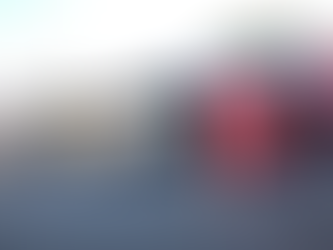 Caminhão carregado de compensado tomba na Avenida Dambros e Piva