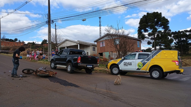 Motociclista morre após colisão com camionete