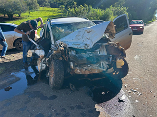 Grave acidente entre trator e camionete deixa dois feridos na PR-562