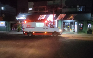 Carro bate em motocicleta e condutor foge sem prestar socorro a vítima