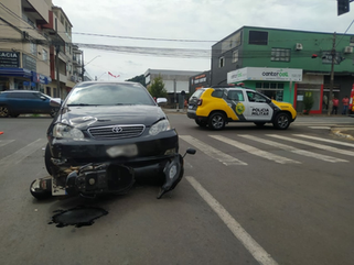 Jovem fica ferida ao colidir moto com veículo em Francisco Beltrão