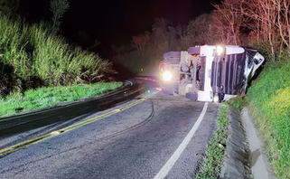 Caminhão carregado com óleo vegetal tomba e interdita PR-180