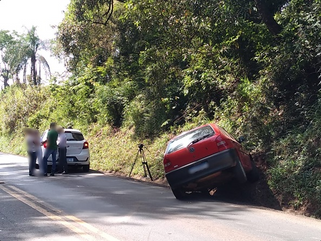 Condutor tenta ultrapassagem em local proibido e causa acidente na PR-483