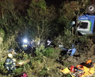 Acidente entre carro e caminhão deixa três pessoas mortas, entre elas uma criança