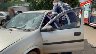 Condutor sofre convulsão ao volante e bate contra dois carros