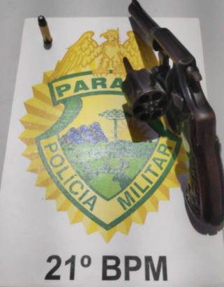 Homem é preso com arma de fogo após ameaçar frequentadores de um bar