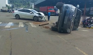 Veículo tomba apos colisão e condutor sofre ferimentos