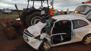 Dois feridos em colisão entre trator e automóvel na PR-538 em Pérola do Oeste