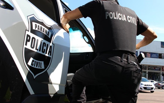 Mulher é presa após atirar contra homem amordaçado e com mãos amarradas