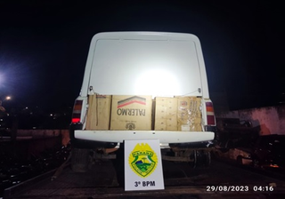 PM apreende veículo carregado com cigarros contrabandeados após condutor fugir por cerca de 10km