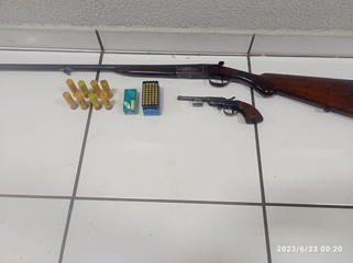 Polícia Militar prende homem com duas armas de fogo após agredir a esposa e a filha