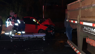 Colisão entre carro e carreta deixa uma pessoa ferida em Coronel Vivida