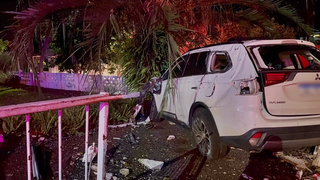 Carro capota e bate em muro após colisão e mulher fica ferida