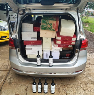 Polícia Militar apreende veículo com 64 caixas de vinho argentino