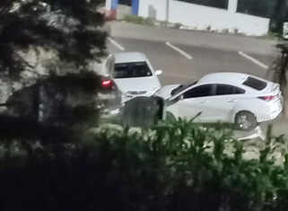 Motorista perde controle da direção e bate contra veículos estacionados no centro de Chopinzinho