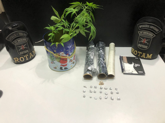 ROTAM prende casal com pedras de crack e plantas de maconha