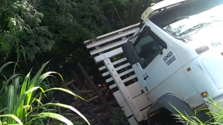 Caminhão fica sem freio volta de ré e cai em barranco na PR-483