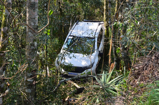 Após colisão veículo parou em meio a mata na PRC 280 em Palmas