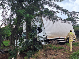 Acidente envolve três caminhões na PR-566 e deixa motorista ferido