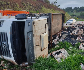 Motorista e filho de 9 anos ficam feridos após caminhão tombar na BR-163