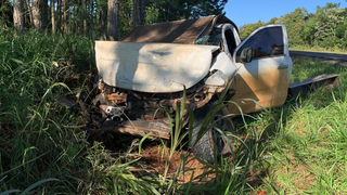 Homem fica ferido após colisão entre ônibus e caminhonete