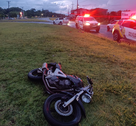 Jovem fica ferido ao trafegar na contramão e colidir moto com camionete