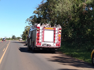 Carros se envolvem em colisão na PR-483