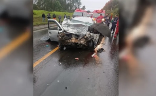 Colisão frontal entre carro e caminhão deixa três mortos na PR-370