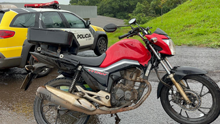 Colisão envolve motocicleta e caminhão na Avenida Natalino Faust