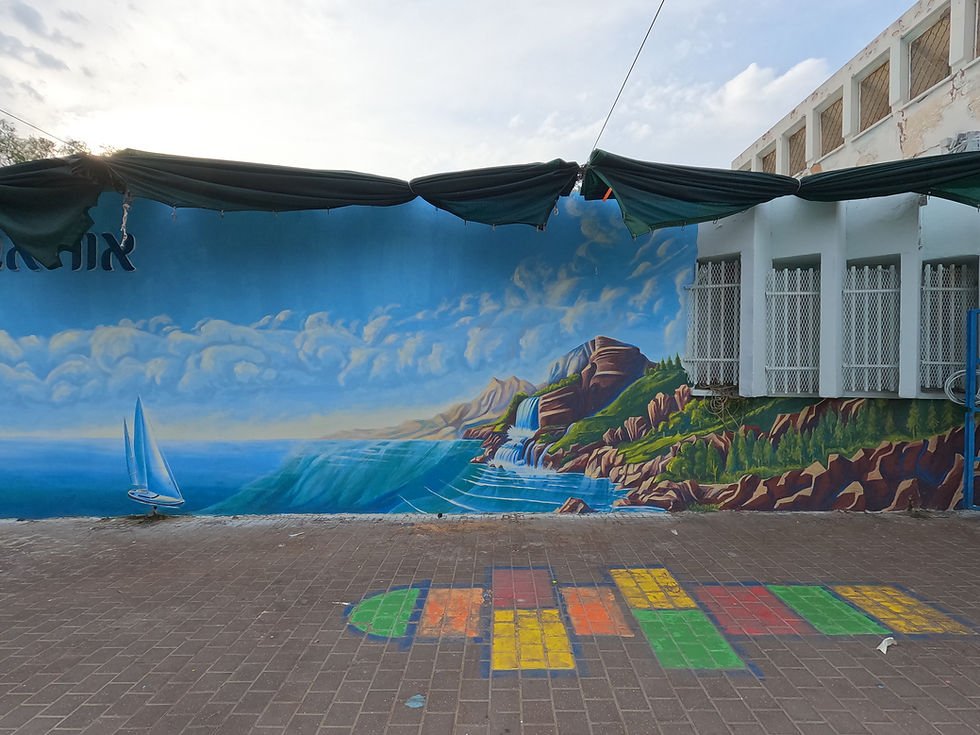 עיצוב מרחב למידה, ציור נוף הרים וים בחזית הבניין של בית ספר