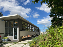 青空バックの社屋