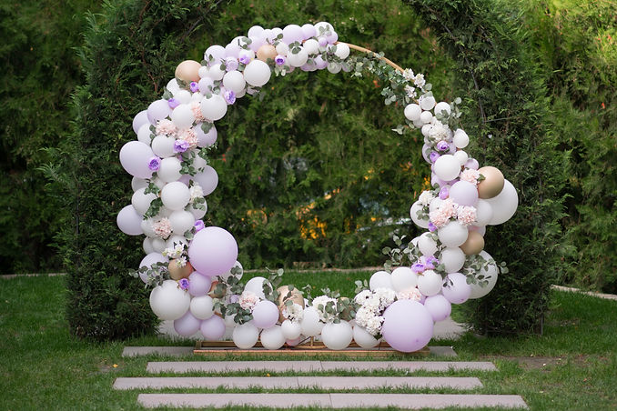 Ouside wedding ceremony. Balloon wedding arch in the garden. Wedding day._edited.jpg
