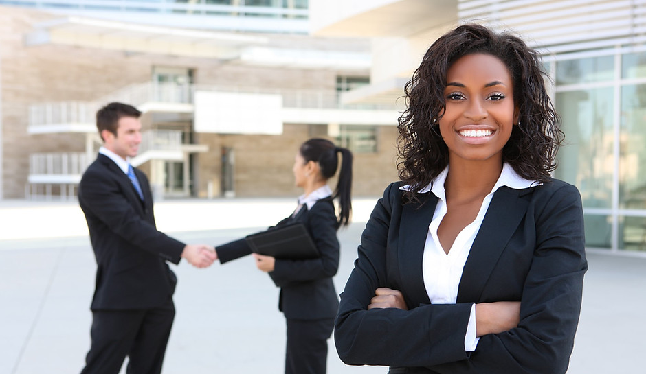 Mujer de negocios sonriente